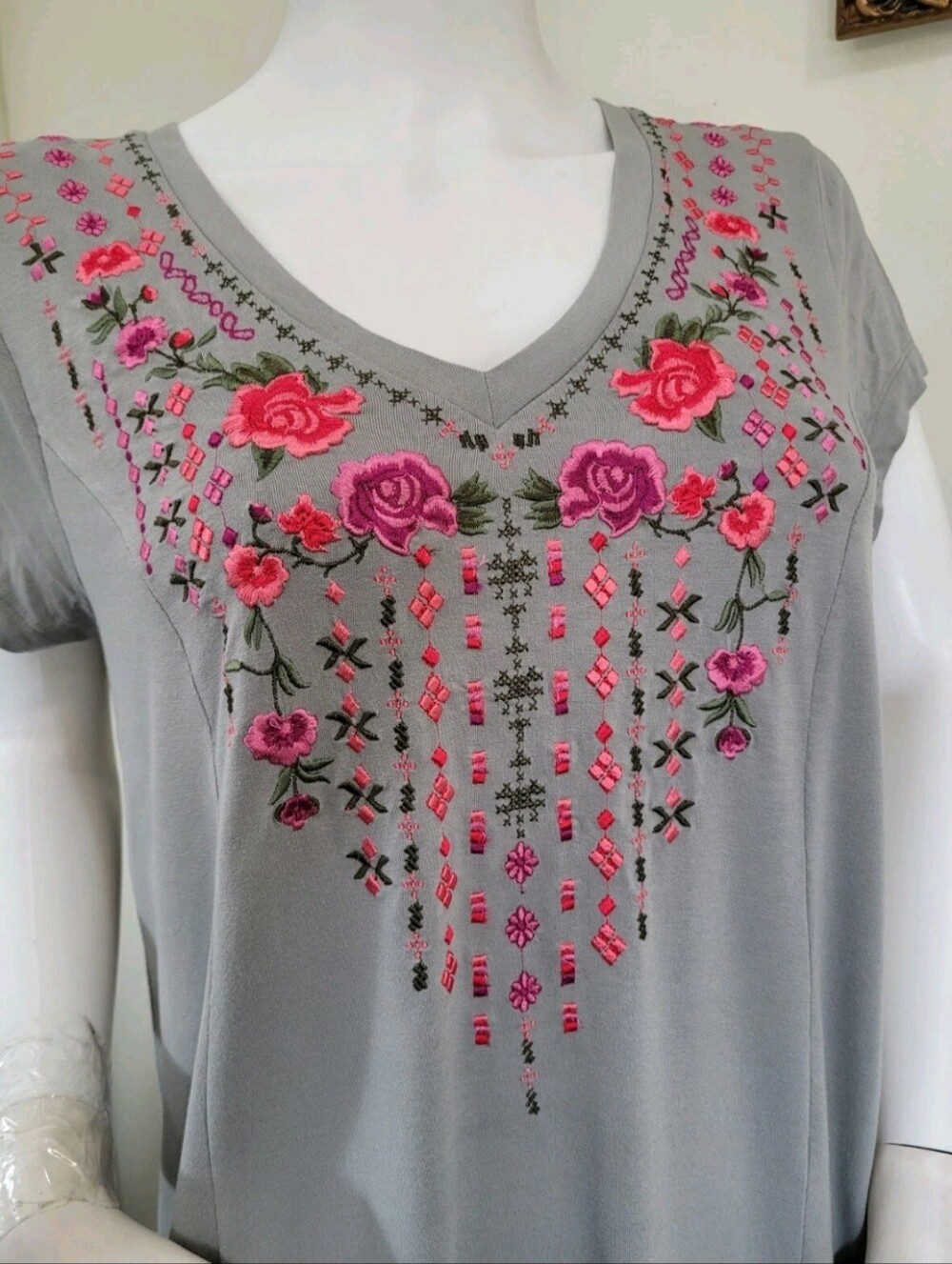 Sahalie Women’s Size L Embroidered Floral V-Neck Tunic Top Short Sleeve Size 48 - Picture 5 of 11